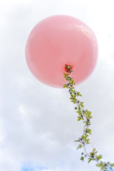 balloon with garland streamer